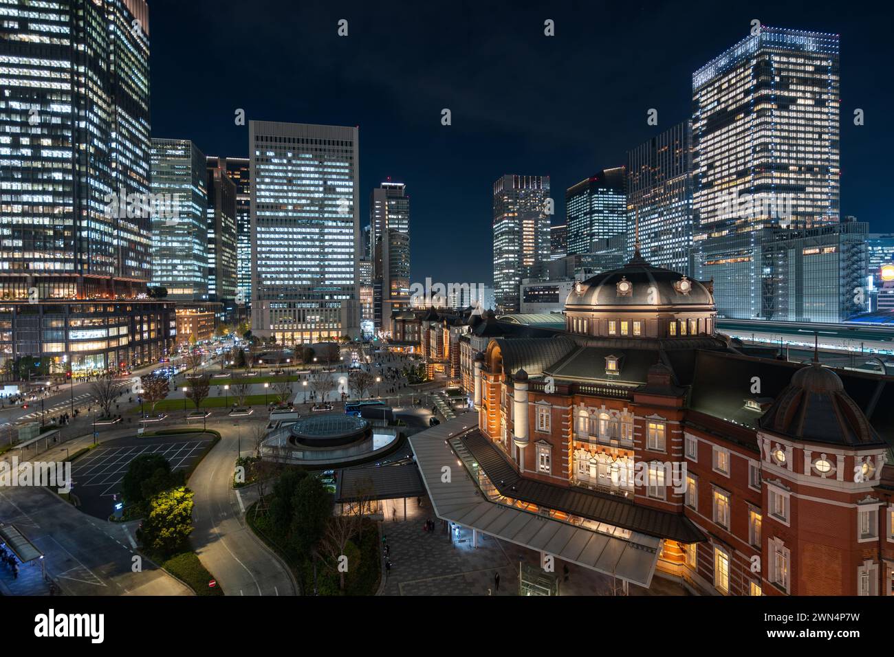 Nachtblick auf moderne Bürogebäude und historische Wahrzeichen des Bahnhofs Tokio im Marunouchi-Viertel von Tokio, Japan. Stockfoto
