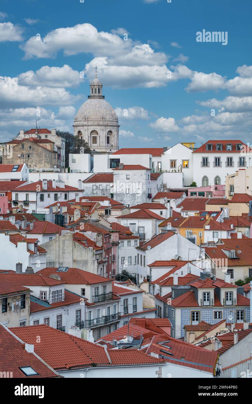 Lissabons Stadtbild mit dem historischen Viertel Alfama, ein beliebtes Reiseziel in Portugal. Stockfoto