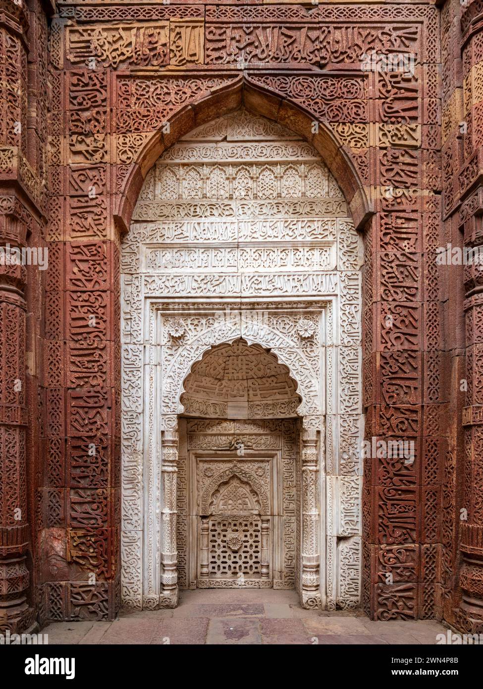 Detail von Qutub Minar, dem höchsten freistehenden Steinturm der Welt, in Delhi, Indien. Stockfoto