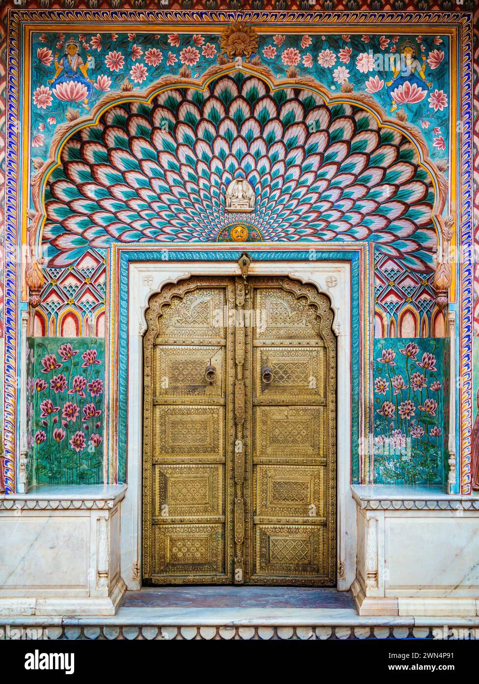 Das farbenfrohe Lotus-Tor am Jaipur City Palace in Rajasthan, Indien. Stockfoto