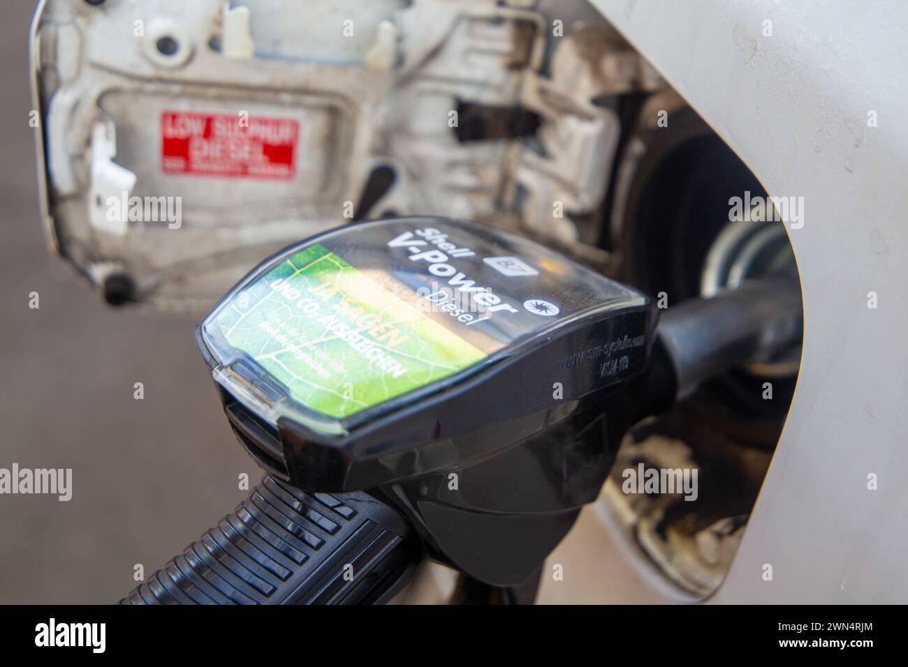 Nahaufnahme eines Fahrzeugs mit Diesel an einer Shell Tankstelle Stockfoto