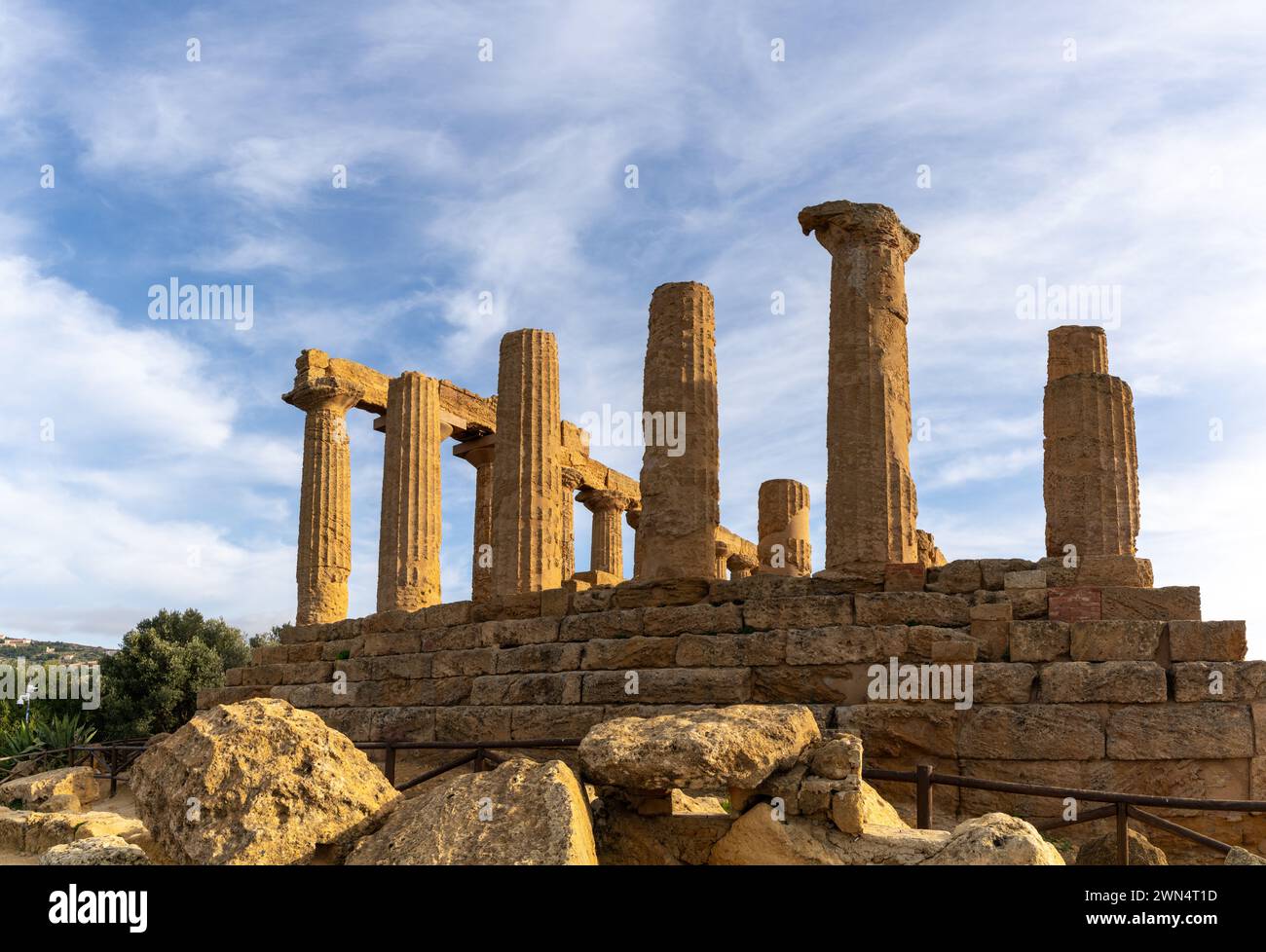 Agrigento, Italien - 3. Januar 2024: Blick auf den Tempel der Hera im Tal der Tempel bei Agrigento Stockfoto