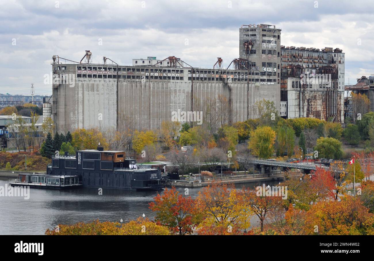 Die Getreideaufzüge im historischen, verlassenen Silo No. 5-Komplex im Old Port von Montreal wurden im 20. Jahrhundert für den Getreideexport verwendet. Stockfoto