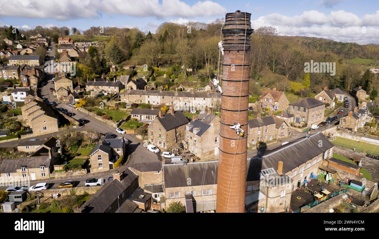 04/22 Steeplejacks skalieren den 43 Meter hohen Milford Mill-Schornstein, um das Gebäude zu erhalten und zu sichern. Das denkmalgeschützte Bauwerk des Grades II wurde 18 erbaut Stockfoto