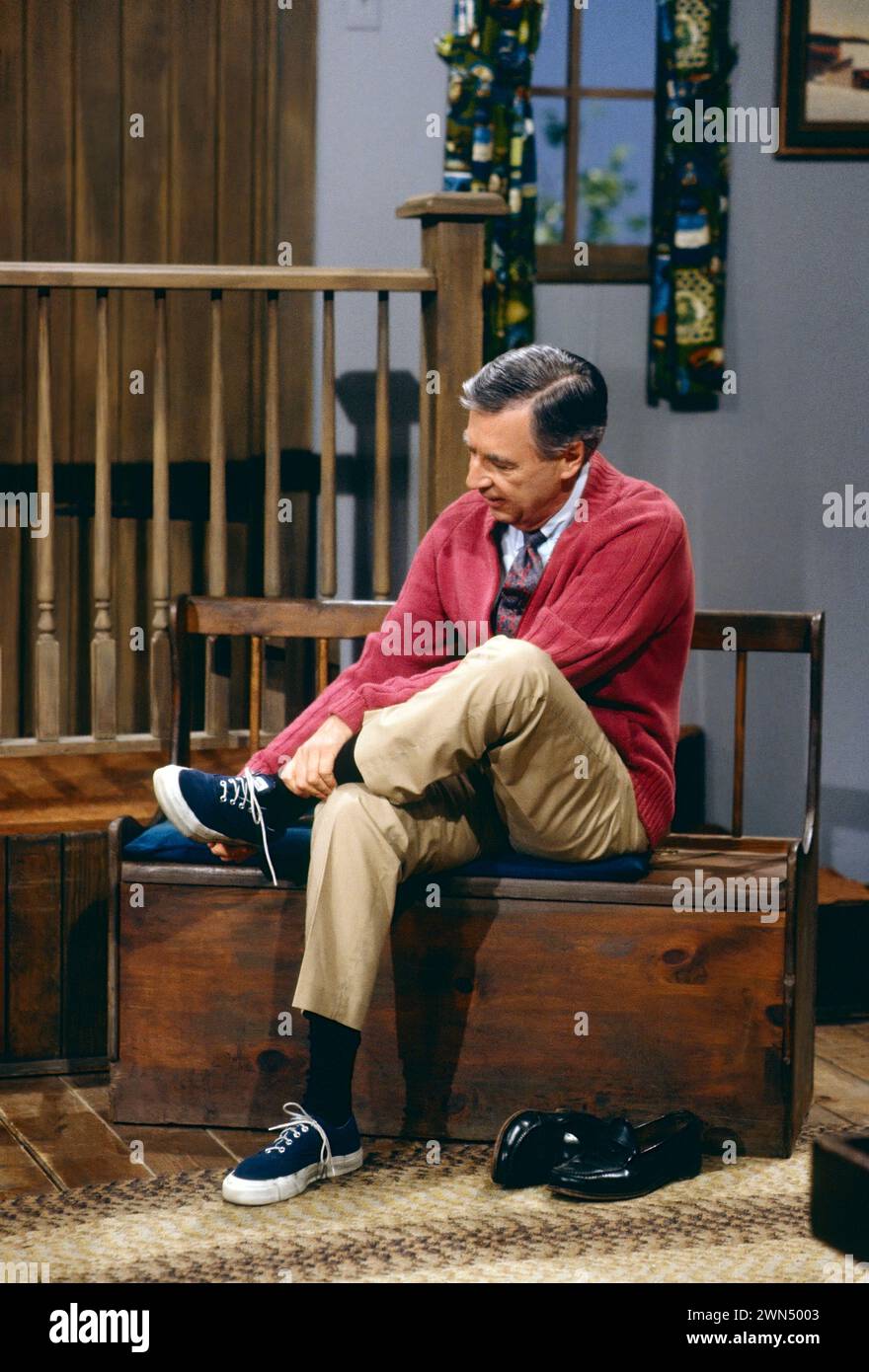 FRED ROGERS AUS DEM ÖFFENTLICH-RECHTLICHEN FERNSEHEN "MISTER ROGERS' NEIGHBORHOOD" PASST ZU SEINEN BERÜHMTEN TURNSCHUHEN Stockfoto