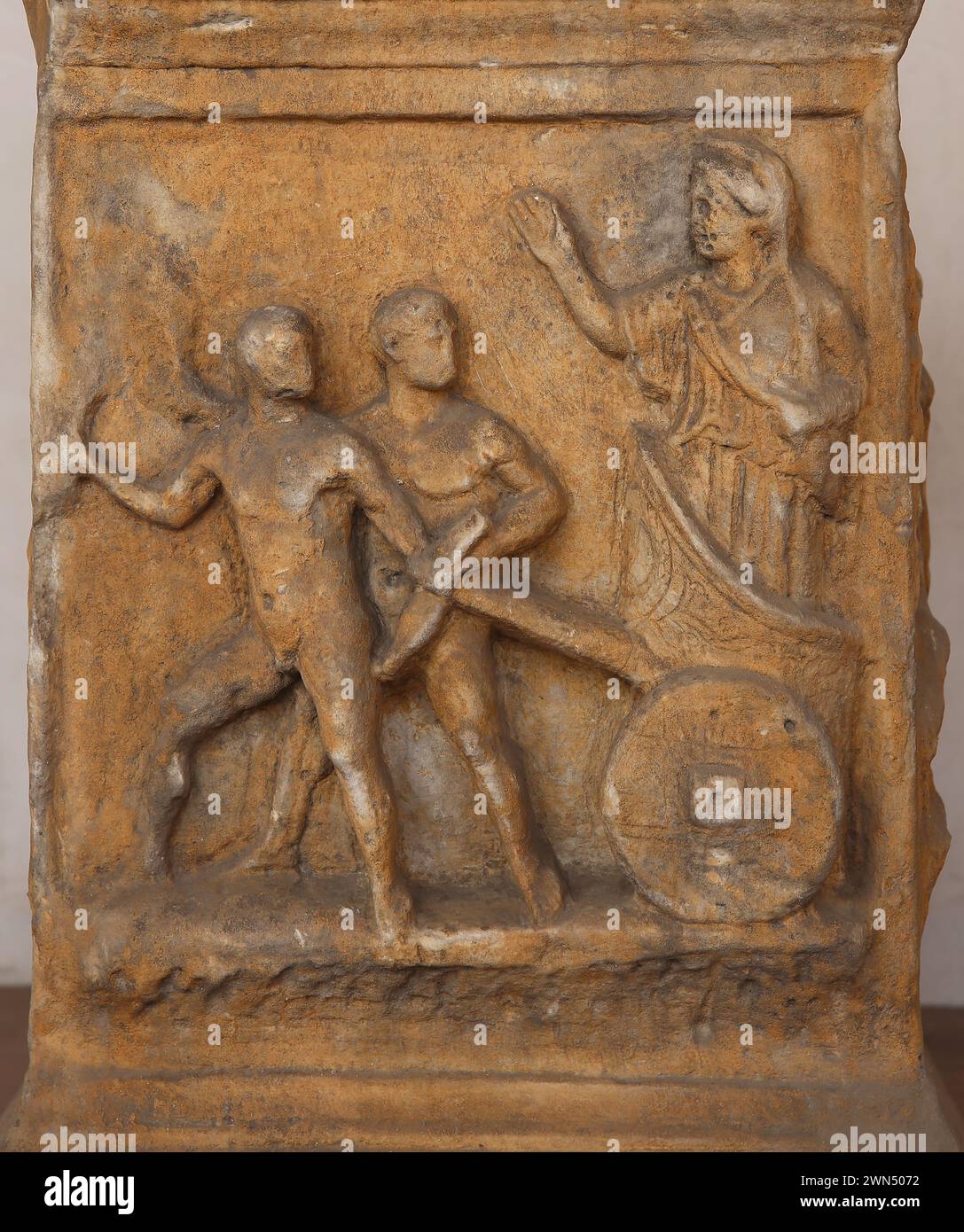 Römischer Altar aus der Kaiserzeit, in Marmor, mit einem Relief, das die Szene darstellt, in der Kleobis und Biton den Wagen ihrer Mutter Cyd ziehen Stockfoto