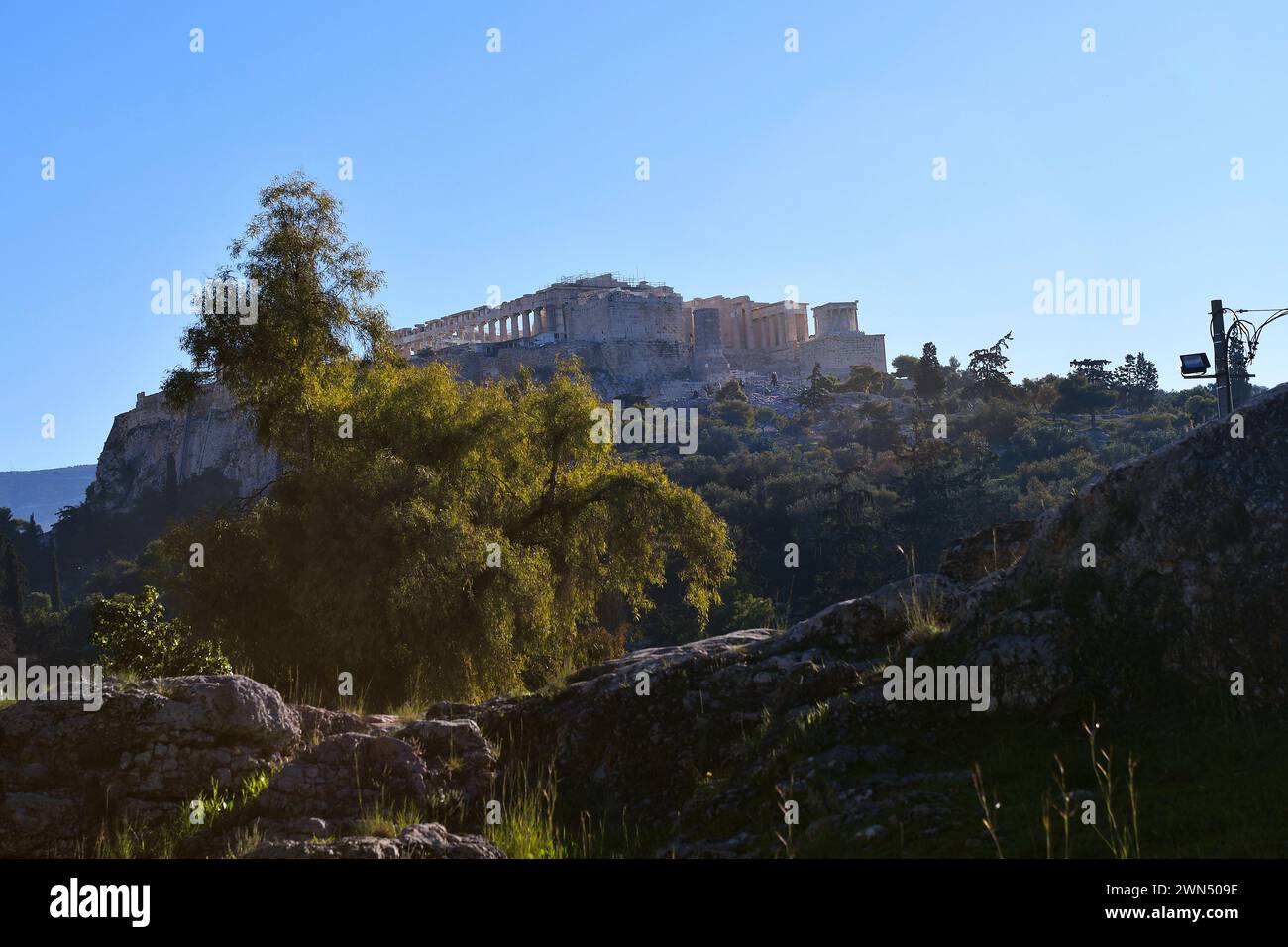 Athen, Griechenland - 19. Dezember 2023: Blick auf die antike Akropolis auf dem Hügel Stockfoto
