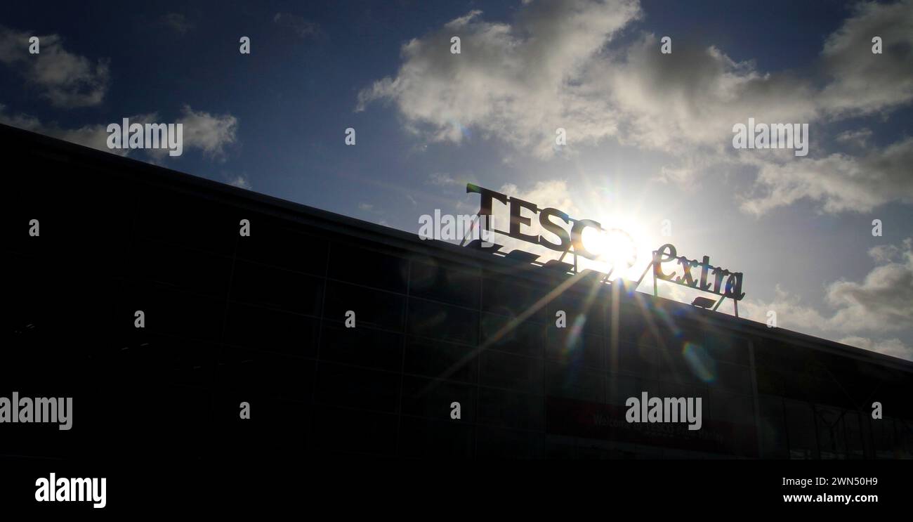 10/01/12. Tesco Store in Stoke auf Trent heute. Tesco gab am Donnerstag seine erste Gewinnwarnung im lebendigen Gedächtnis heraus und schickte Anteile an Lebensmittelgeschäften in den Tumblin Stockfoto