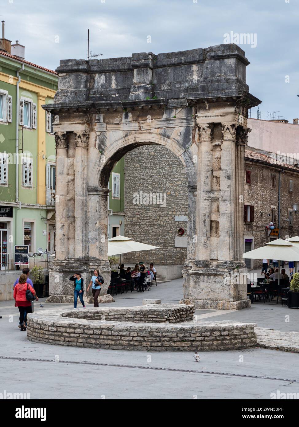 Touristen unter dem Sergio Arch - römischer Triumphbogen der Familie Sergio, der 29 v. Chr. zum Gedenken an Mitglieder der Familie Sergio erbaut wurde. Pula, Pola, Istrien, Kroatien. Stockfoto