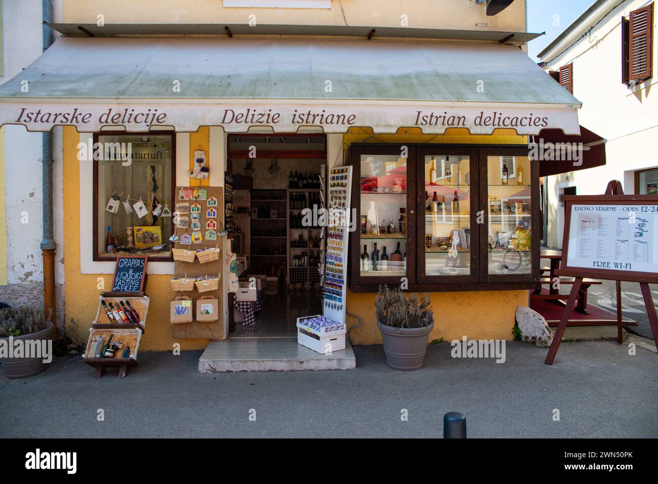 Ein kleiner Laden mit Souvenirs, Olivenöl und lokalen alkoholischen Likören, z.B. Grappa. Novigrad, Istrien, Kroatien 2015. Stockfoto