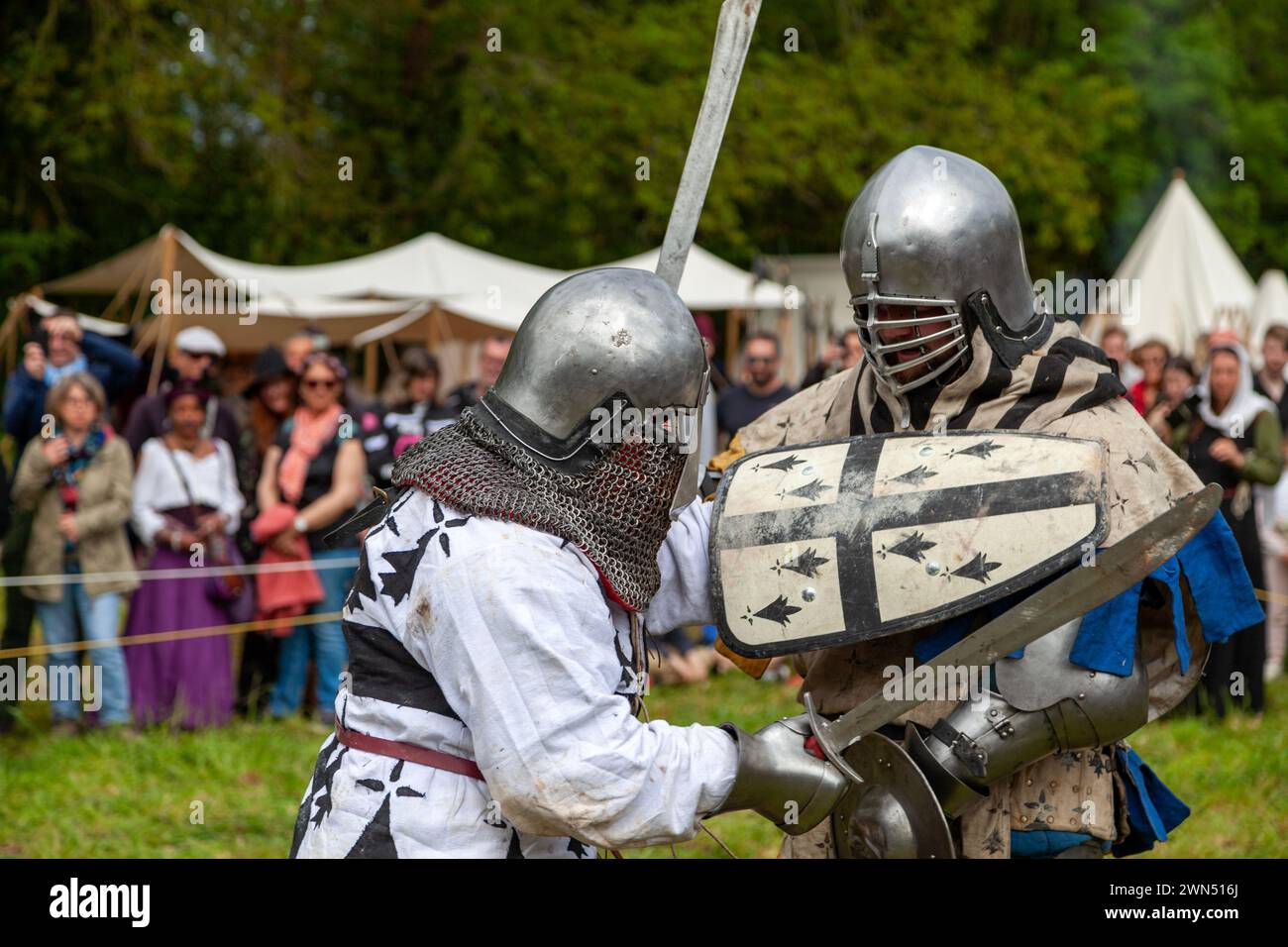 Locronan, Frankreich - 07. Mai 2023: Zwei Männer in mittelalterlicher Rüstung kämpfen während einer Buschdemonstration. Stockfoto