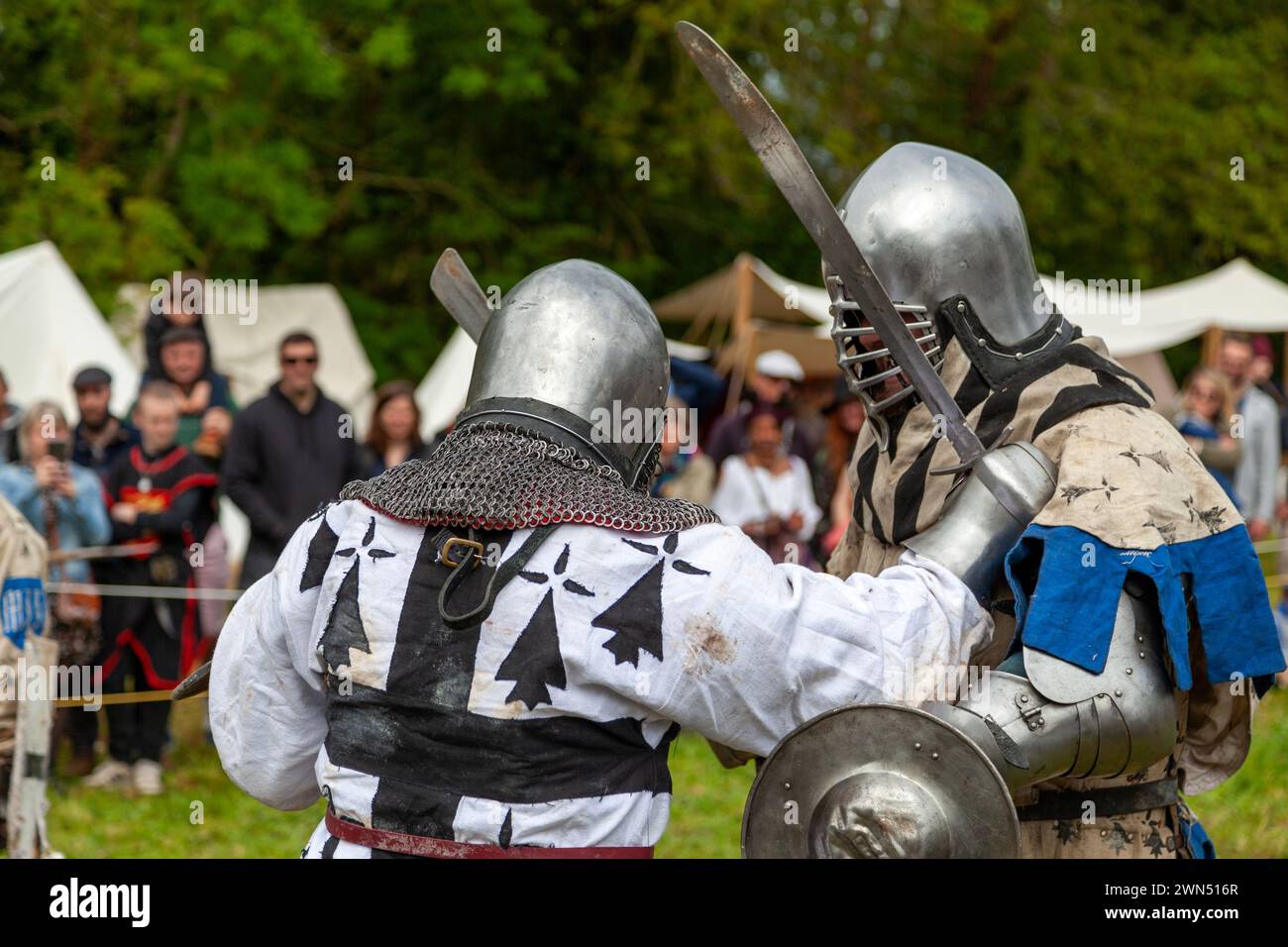 Locronan, Frankreich - 07. Mai 2023: Zwei Männer in mittelalterlicher Rüstung kämpfen während einer Buschdemonstration. Stockfoto