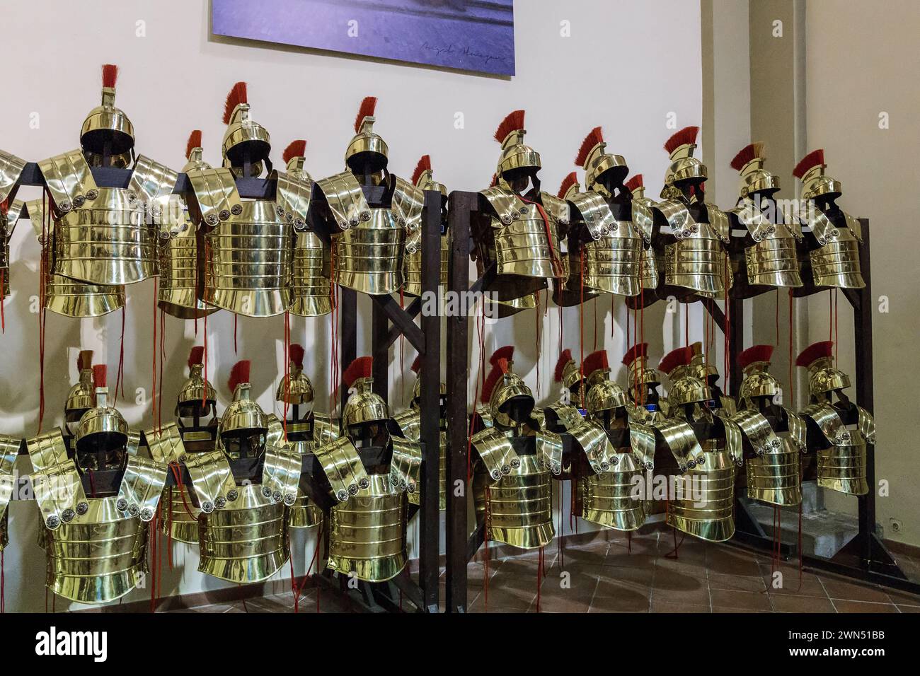 GIRONA, SPANIEN - 14. MAI 2017: Dies ist die Rüstung römischer Legionäre bei der Ausstellung von Karnevalsgegenständen in der Kirche St. Lukas. Stockfoto