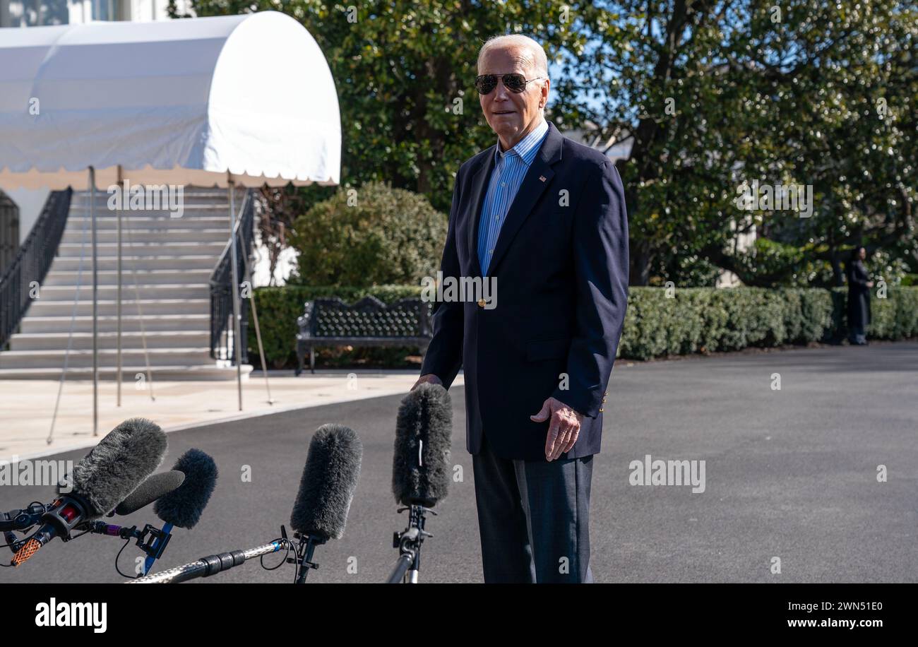 Washington, Usa. Februar 2024. US-Präsident Joe Biden spricht mit Medienvertretern auf dem Südrasen des Weißen Hauses, bevor er am Donnerstag, den 29. Februar 2024 in Washington, DC, an Bord der Marine One ging. Biden plant, Brownsville, Texas, zu besuchen, wo er die Gesetzgeber dazu drängen wird, ein parteiübergreifendes Abkommen über die Grenzsicherheit des Senats zu verabschieden, das von den Republikanern auf Trumps Drängen abgelehnt wurde, und sich mit Agenten der US-Grenzpolizei, Strafverfolgungsbehörden und lokalen Führern zu treffen. Foto: Leigh Vogel/UPI Credit: UPI/Alamy Live News Stockfoto