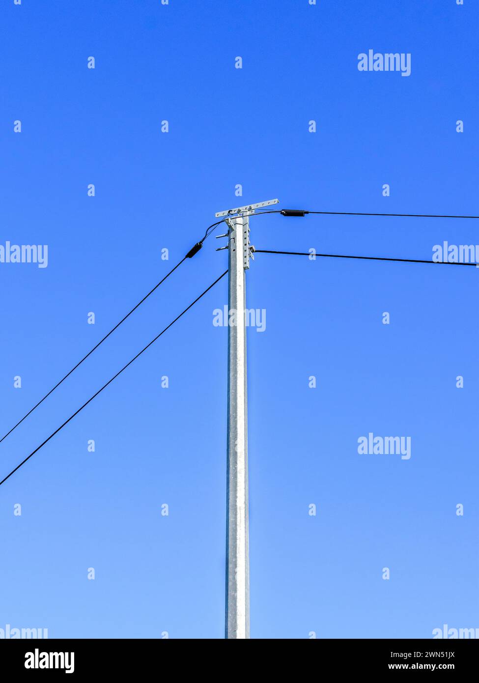 Neuer Telegrafenpfosten aus Aluminium mit Glasfaserkabeln - Zentralfrankreich. Stockfoto