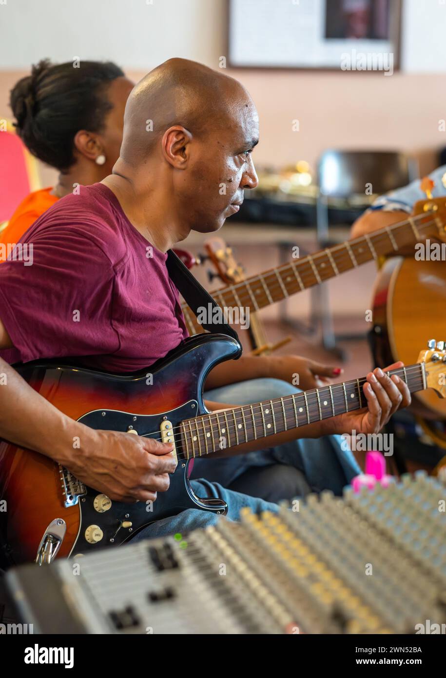 Ein Gitarrist und andere afrikanische Musiker Proben an der Dhow Countries Music Academy (DCMA), Stone Town, Sansibar, Tanzanai Stockfoto