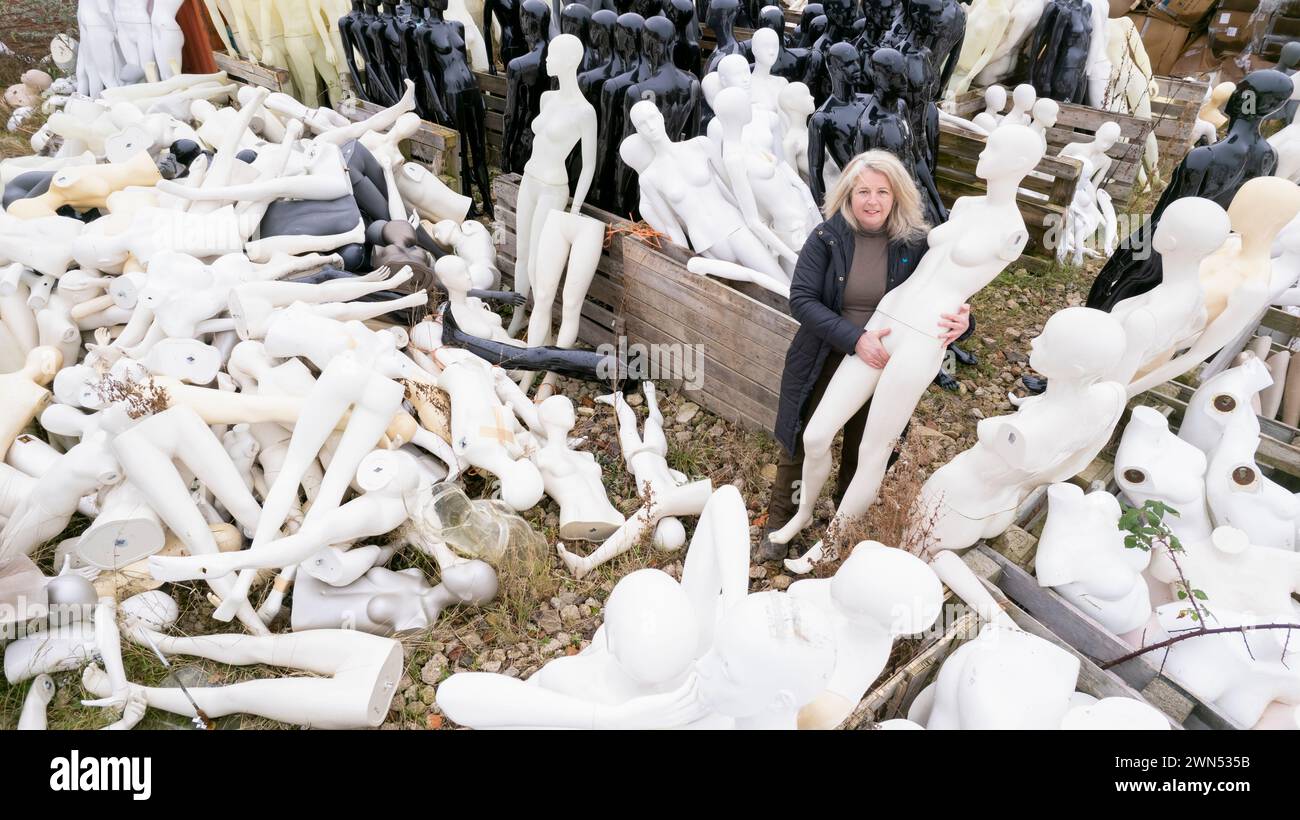 01/22 „Mannequin Mountain“ in Fulbeck Lowfields, Grantham, Lincolnshire. Roz Edwards (49) gründete Mannakin im Jahr 2008 und schätzt, dass er 3 eingespart hat Stockfoto