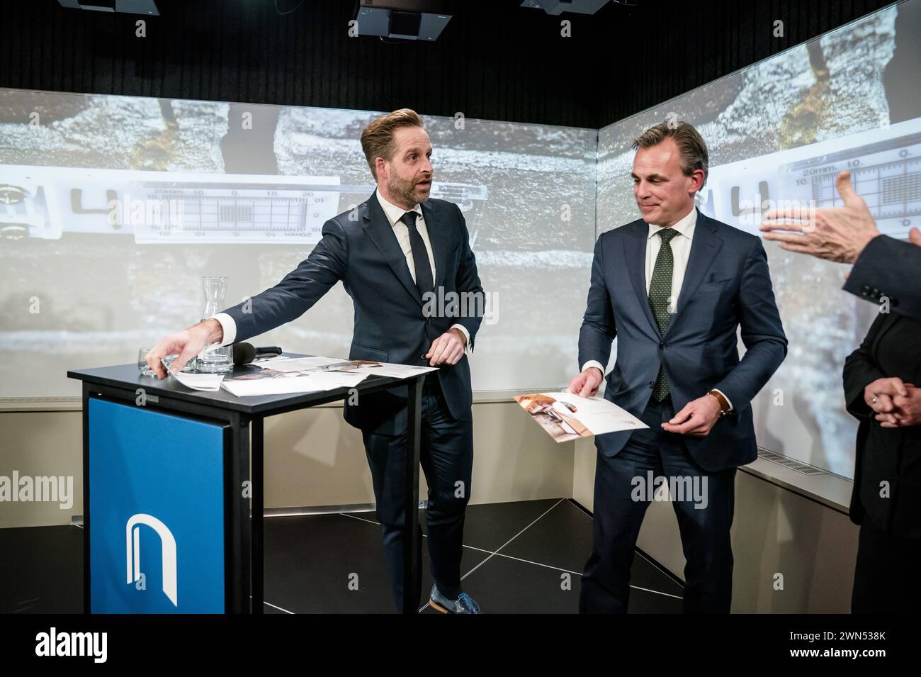 DEN HAAG - (L-R) Hugo de Jonge, scheidender Minister für Wohnungswesen und Raumordnung, Mark Harbers, scheidender Minister für Infrastruktur und Wasserwirtschaft, Jantine Kriens (RLI) und Jan Jaap de Graeff (RLI), während einer Pressekonferenz des Rates für Umwelt und Infrastruktur (RLI) in Nieuwspoort. Der rat gibt Ratschläge zur Verhütung einer Gründungskrise ab. ANP BART MAAT niederlande Out - belgien Out Stockfoto