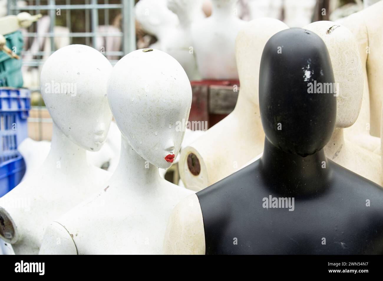 01/22 „Mannequin Mountain“ in Fulbeck Lowfields, Grantham, Lincolnshire. Roz Edwards (49) gründete Mannakin im Jahr 2008 und schätzt, dass er 3 eingespart hat Stockfoto