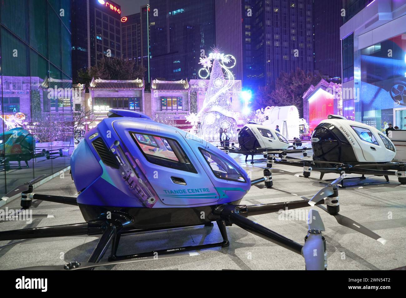 Guangzhou, China - 24. Februar 2024 : Drohnen, die Menschen transportieren können (UAVs), oder wie sie auch Lufttaxis genannt werden. Stockfoto