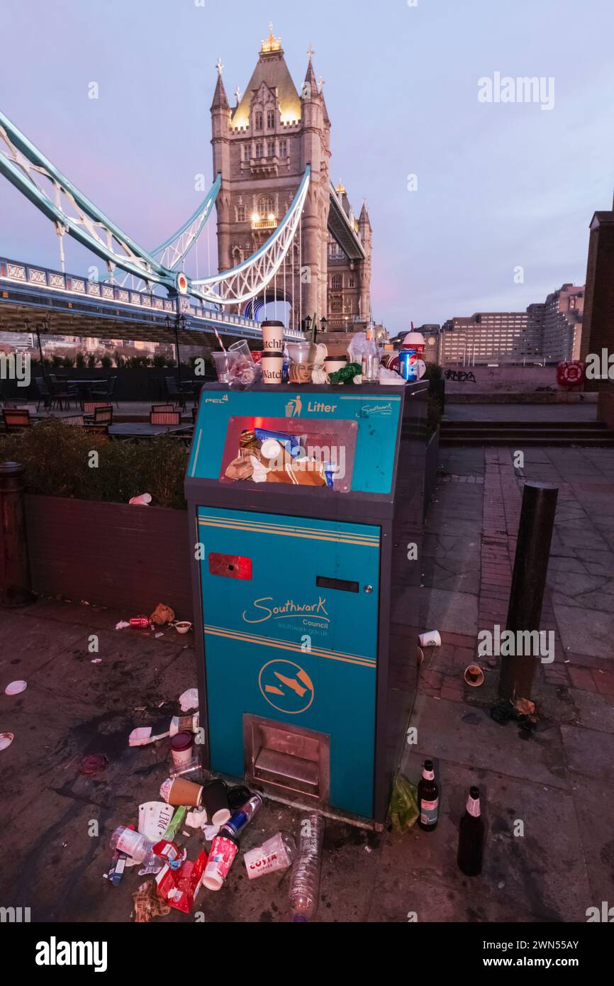 England, London, Southwark, überlaufender Mülltonne des Southwark Council mit Tower Bridge im Hintergrund Stockfoto