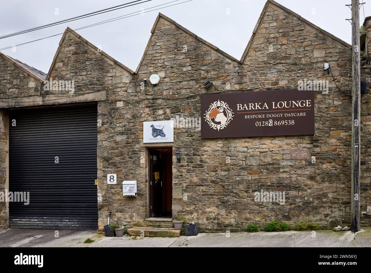 Ein bewölkter September, Gebäude mit Barka Lounge Hundeschule prominent ausgestellt Stockfoto