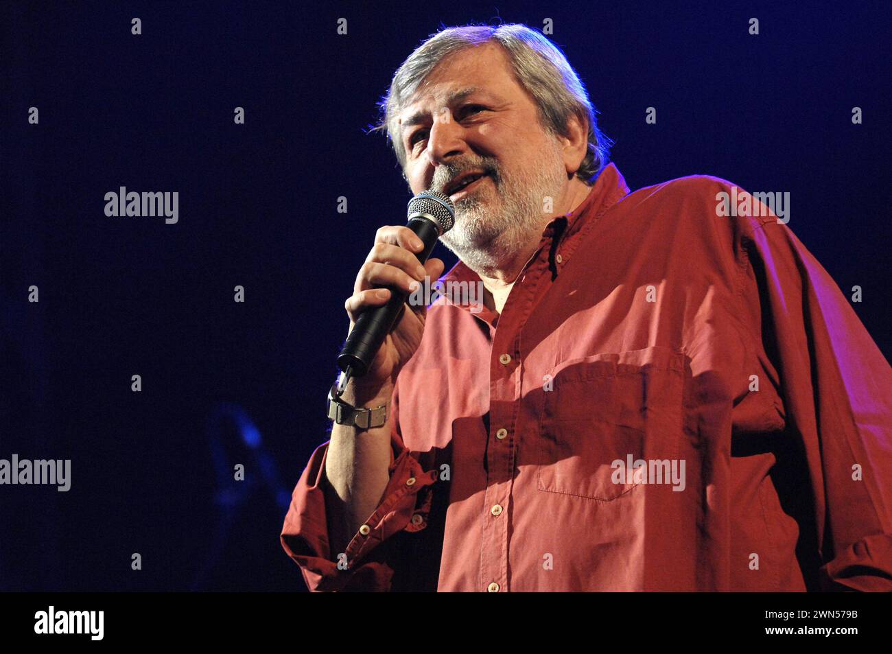 Mailand Italien 10/11/2006: Francesco Guccini, italienischer Sänger, während des Live-Konzerts im Forum Assago Stockfoto