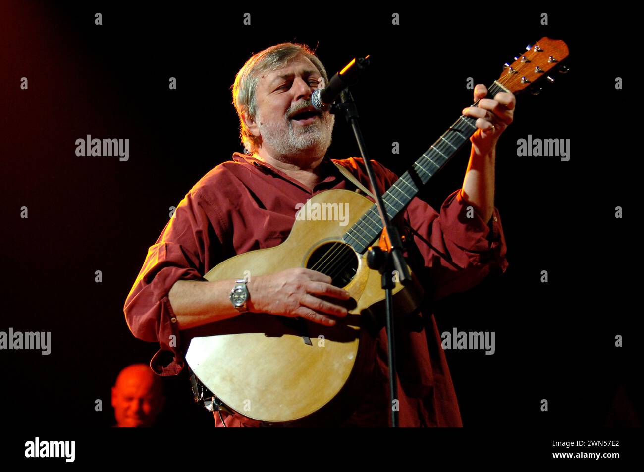 Mailand Italien 10/11/2006: Francesco Guccini, italienischer Sänger, während des Live-Konzerts im Forum Assago Stockfoto