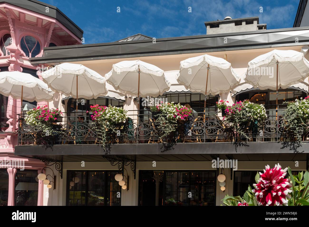 Terrasse des Rose du Pont, ein luxuriöses Restaurant mit roséfarbener Fassade, das gerade im Zentrum der Alpenstadt Chamonix, Frankreich, renoviert wurde Stockfoto