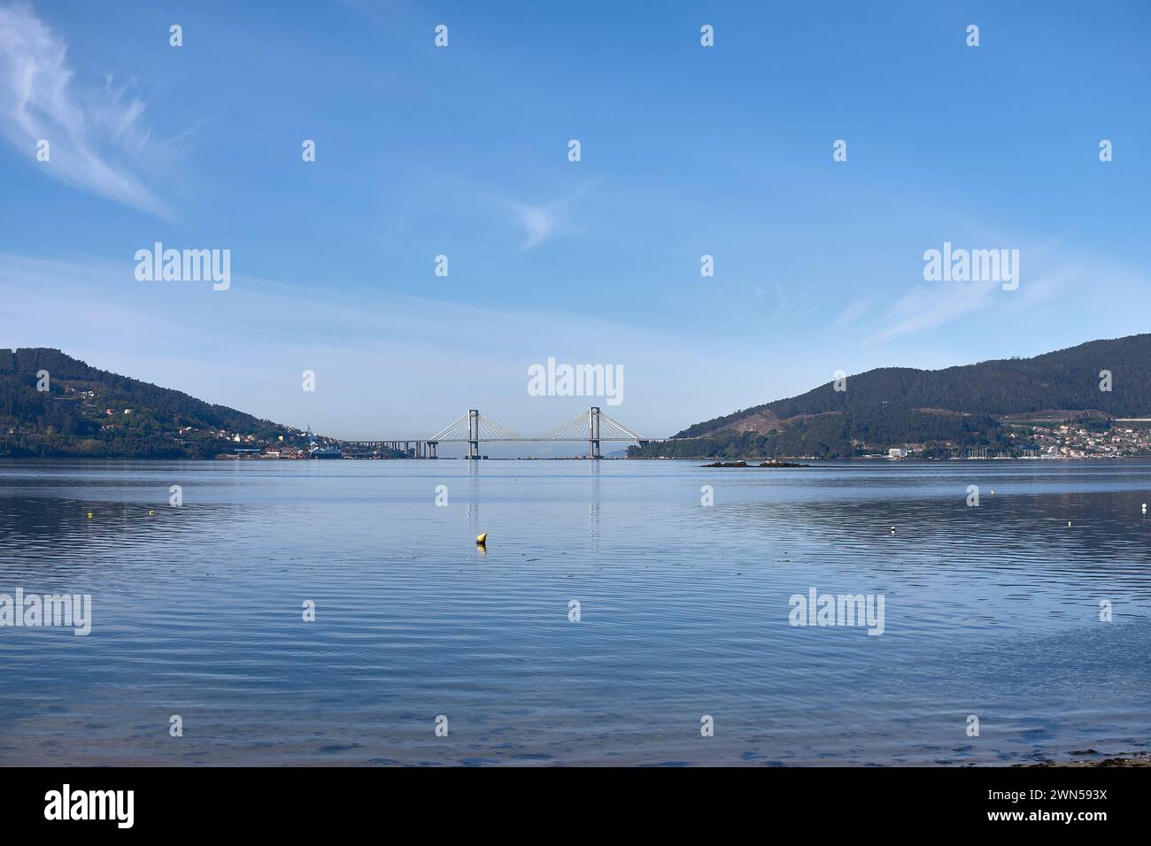 Die Rande-Brücke vom Cesantes Beach in Pontevedra, Vigo Stockfoto