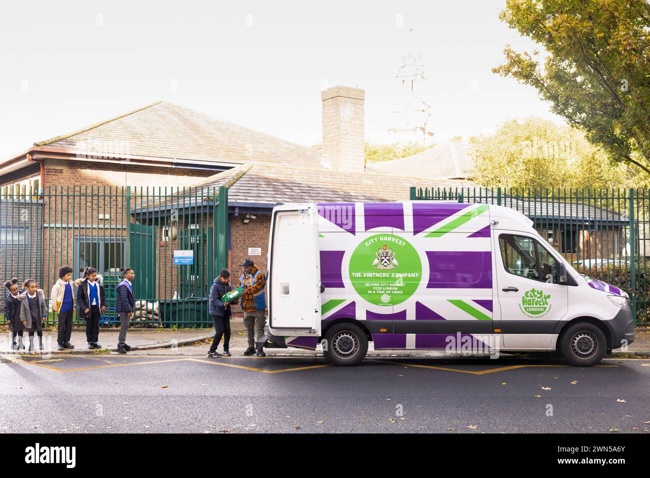 21/10/22 City Harvest Van liefert zur Cyril Jackson School, Tower Hamlets, London, Großbritannien. Stockfoto