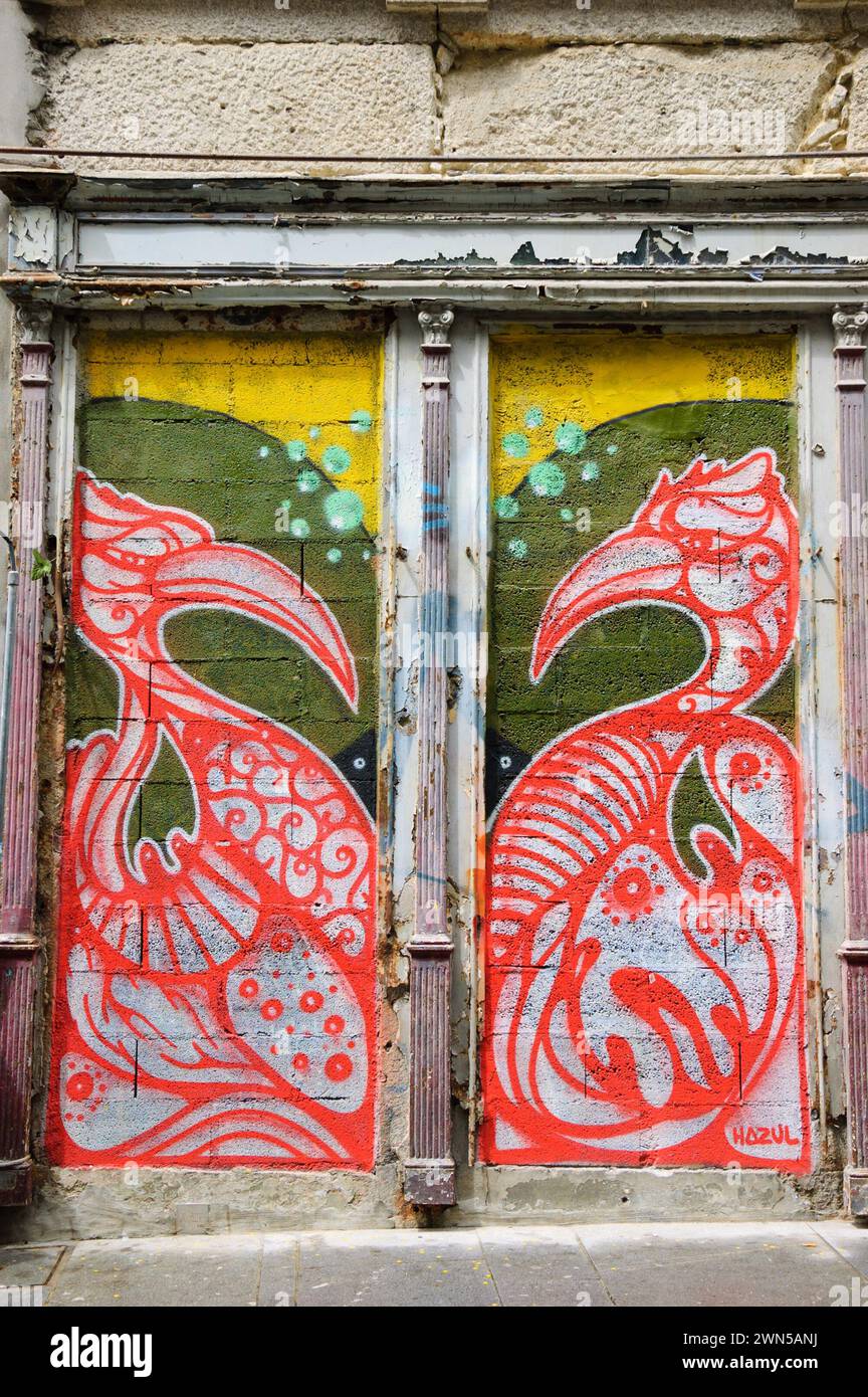 Porto, Portugal - 26. April 2015: Fantastische rote Vögel des Graffiti-Künstlers Hazul Luzah. Hazul-Stil nach den dekorativen kalligraphischen Formen. Stockfoto