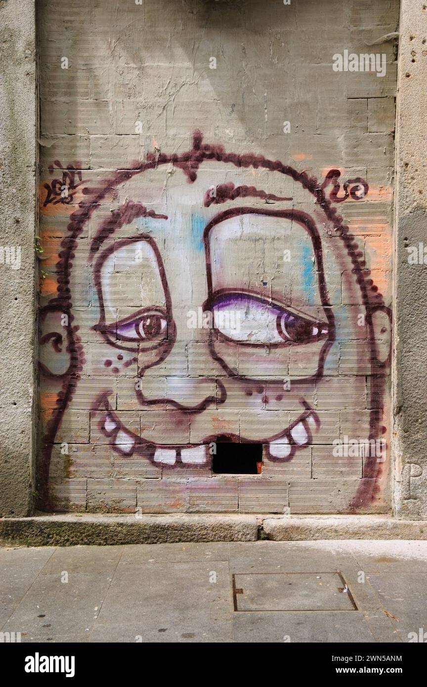 Porto, Portugal - 26. April 2015: Street Art. Lustiges Gesicht mit fehlendem Zahn (fehlender Ziegel in der Wand). Graffiti des Künstlers Costah Stockfoto