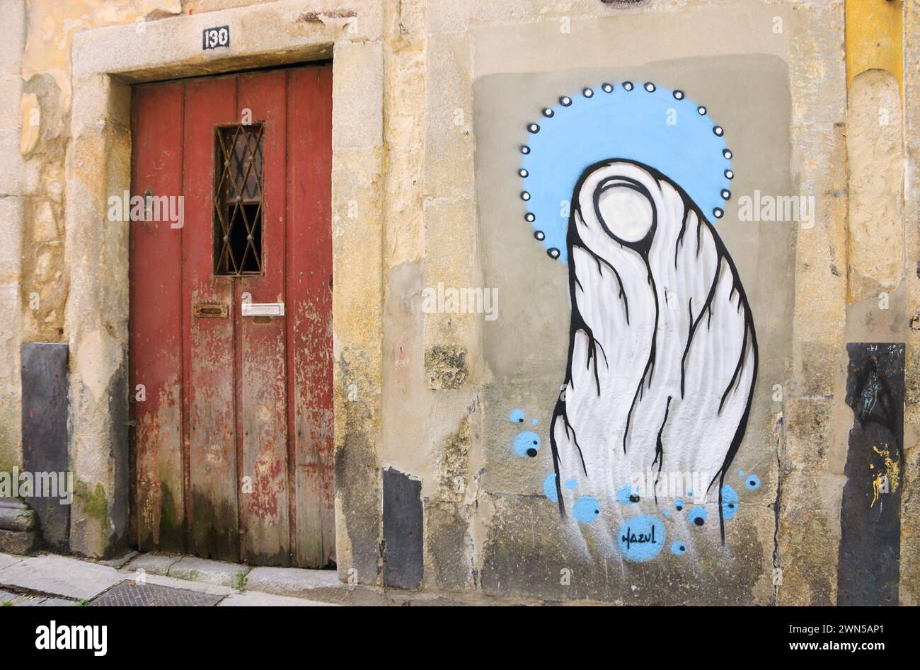 Porto, Portugal - 26. April 2015: Street Art in Portugal. Graffiti der Jungfrau Maria an der alten Hauswand des Künstlers Hazul Luzah. Stockfoto