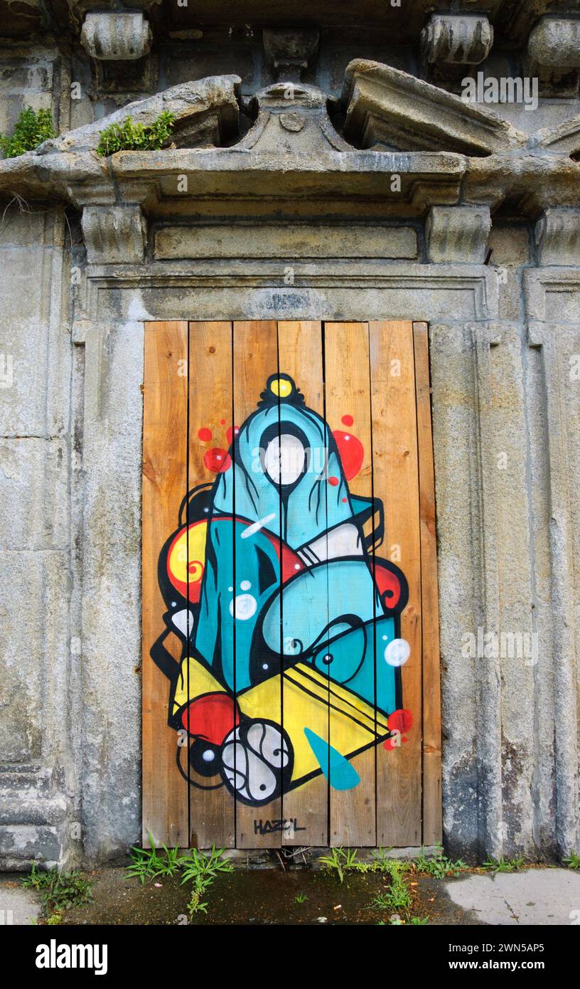 PORTO, PORTUGAL - 26. APRIL 2015: Jungfrau Maria des Graffiti-Künstlers Hazul Luzah. Hazul bezieht das Marienbild in viele seiner Werke ein. Stockfoto