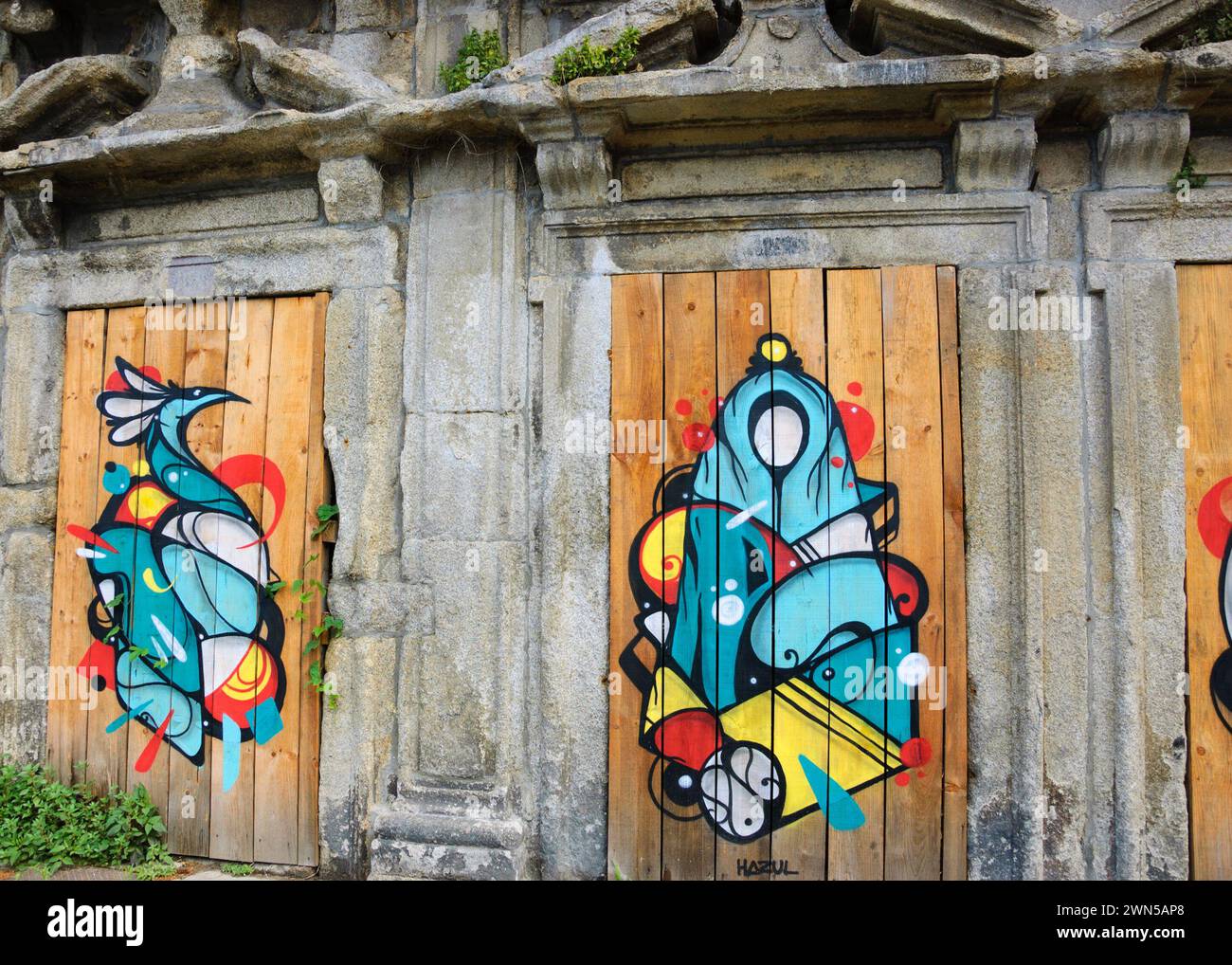 Porto, Portugal - 26. April 2015: Street Art. Jungfrau Maria und ein Vogel des Graffiti-Künstlers Hazul Luzah. Hazul bezieht das Madonnenbild in vielen Werken ein. Stockfoto