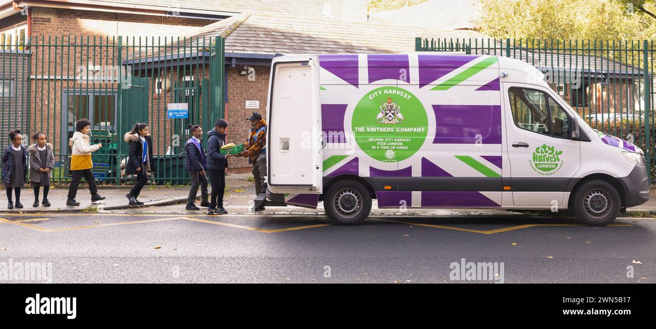 21/10/22 City Harvest Van liefert zur Cyril Jackson School, Tower Hamlets, London, Großbritannien. Stockfoto