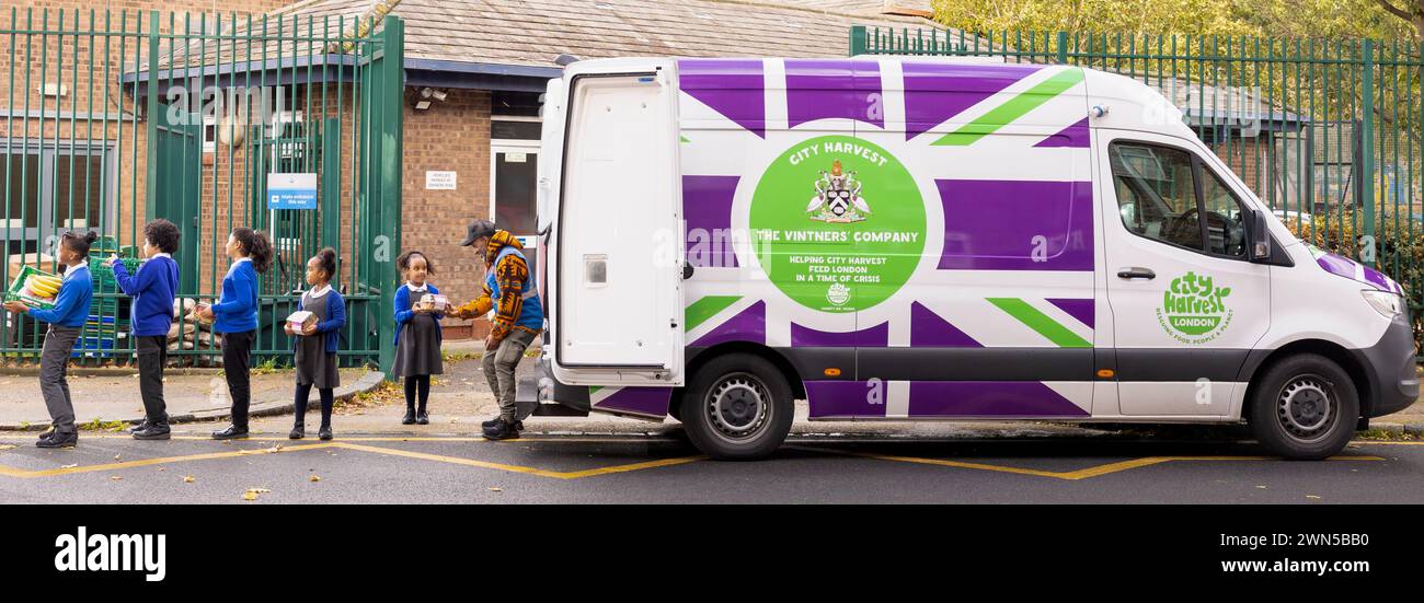 21/10/22 City Harvest Van liefert zur Cyril Jackson School, Tower Hamlets, London, Großbritannien. Stockfoto