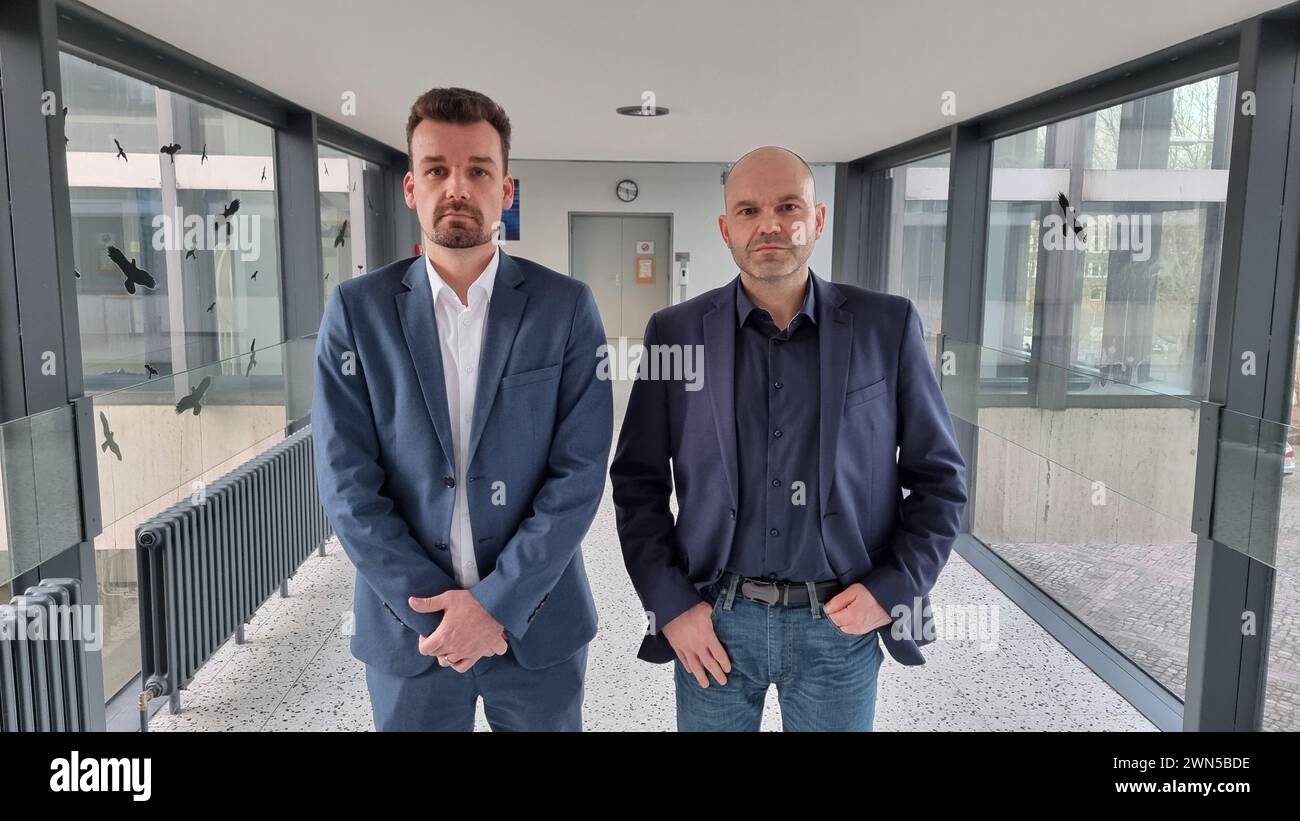 29. Februar 2024, Niedersachsen, Hannover: Koray Freudenberg (r), Sprecher der Staatsanwaltschaft Verden, und Philipp hasse, Pressesprecher des Landeskriminalamtes Niedersachsen, geben eine Erklärung für Journalisten ab. Nach der Verhaftung der ehemaligen RAF-Terroristen Klette am Montag in Berlin hat sie sich noch nicht zu den Anschuldigungen geäußert. Mehrere Haftbefehle wurden für Klette ausgestellt. Sie lebte vor ihrer Verhaftung im Untergrund. Die Ermittler haben in Klettes Wohnung in Berlin-Kreuzberg Sprengstoff, eine Panzergranate und Schusswaffen wie eine Kalaschnikow gefunden. Die Au Stockfoto