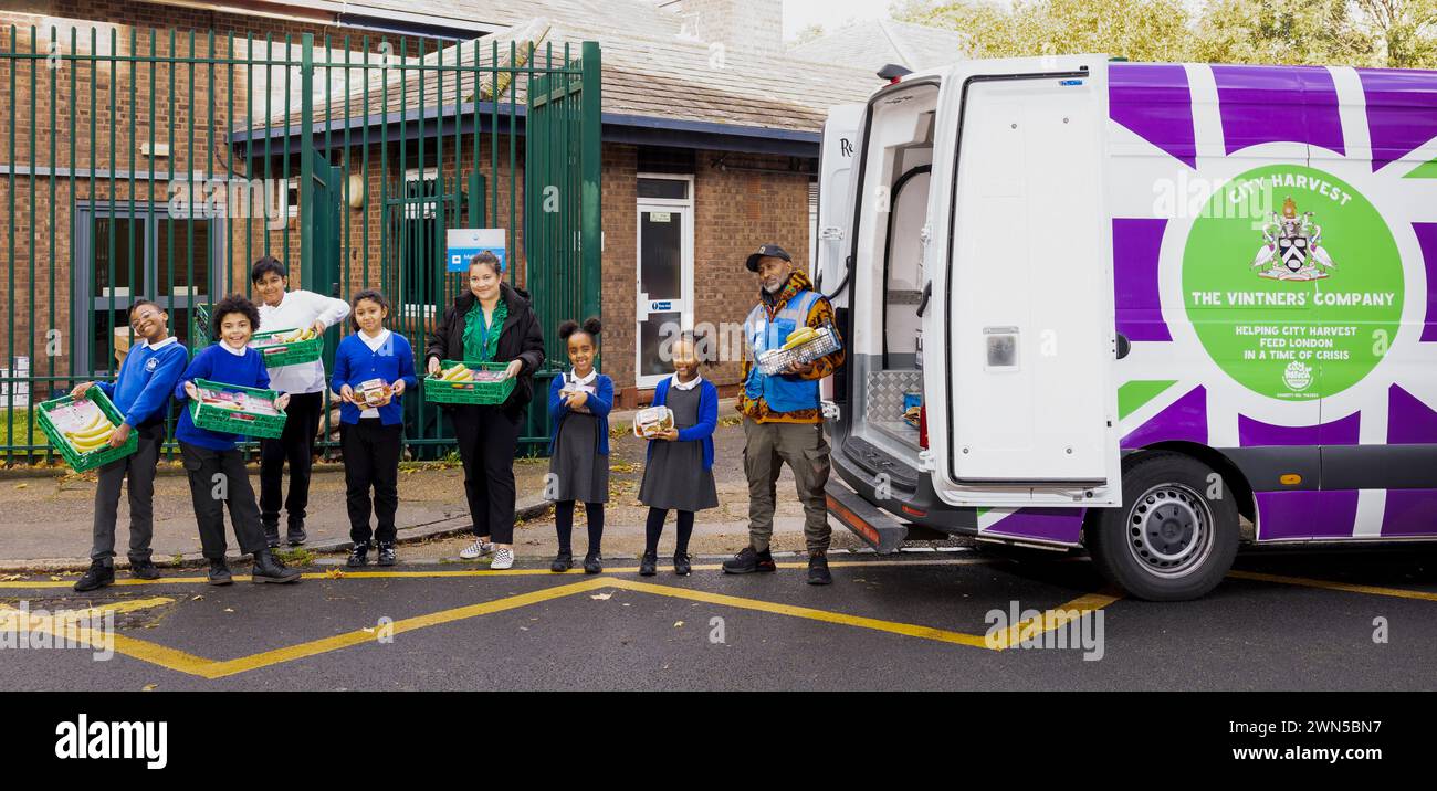 21/10/22 City Harvest Van liefert zur Cyril Jackson School, Tower Hamlets, London, Großbritannien. Stockfoto