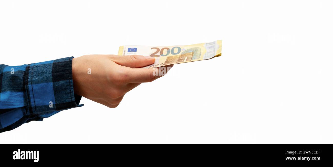 Isolierte weibliche Hand in blauem Hemdmanschetten, die 200 Euro-Scheine geben. Handgehaltene Euro-Banknoten. Stockfoto