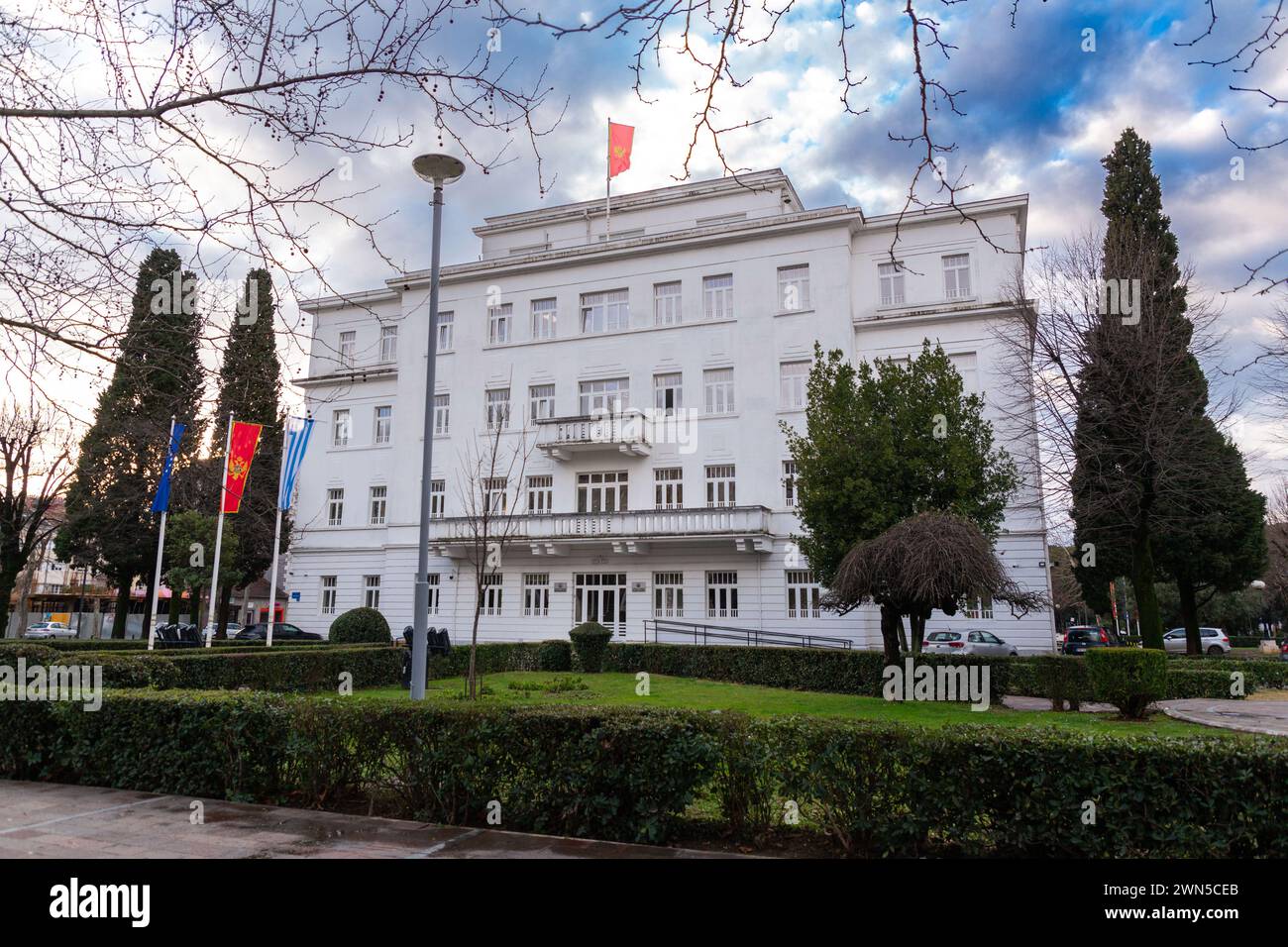 Podgorica, Montenegro - 12. Februar 2024: Rathaus von Podgorica auf dem Platz der Republik, dem Hauptplatz von Podgorica, der Hauptstadt Montenegros. Stockfoto