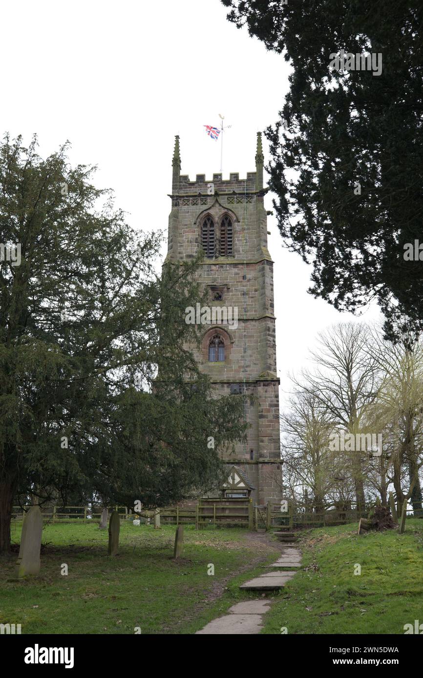 Der Schiefe Turm von South Cheshire in St. Tschad's, gotische Kirche in Wybunbury - ein denkmalgeschütztes Gebäude und ein nationales Kulturerbe. Stockfoto