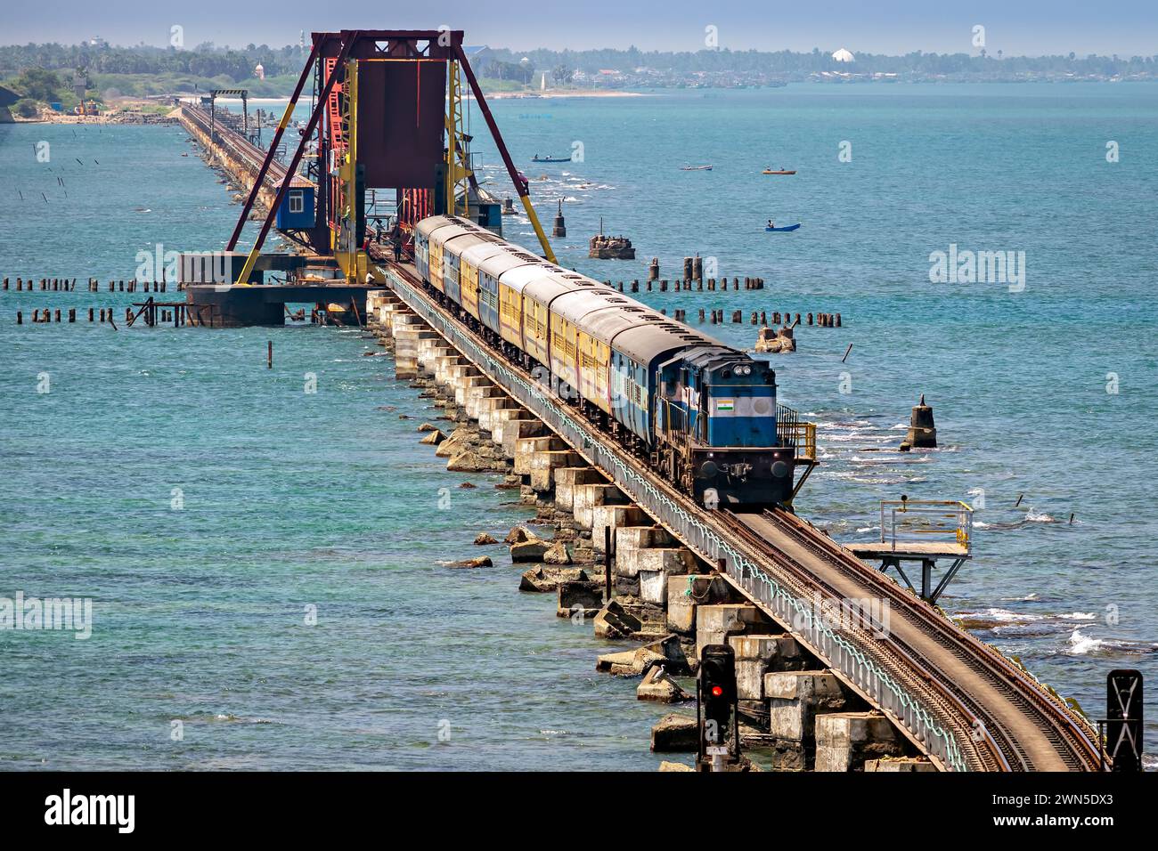 Indian Railways Personenzug überquert historische, 2 km lange Pamban Seebrücke. Stockfoto