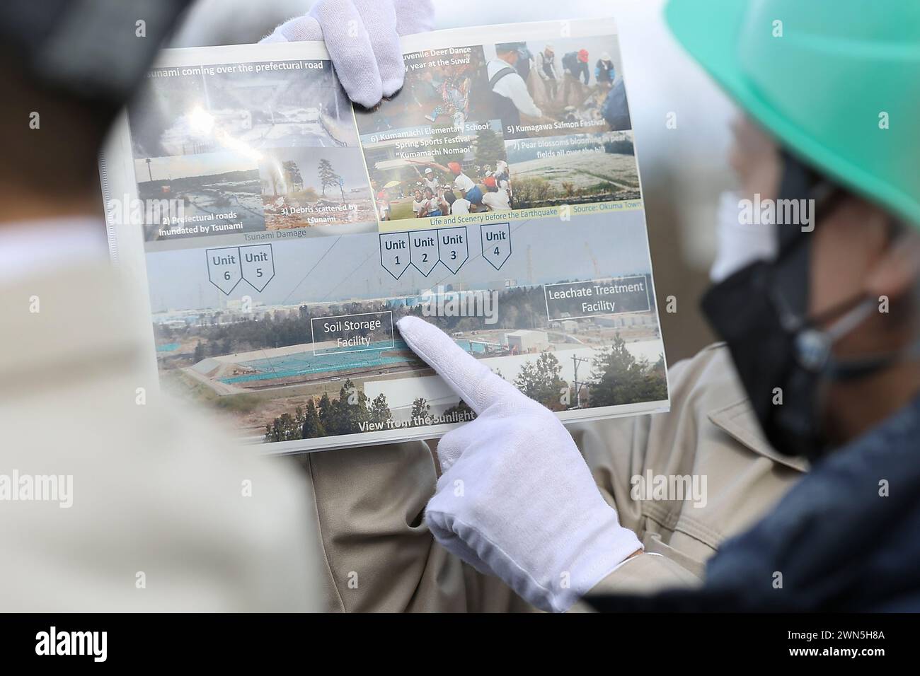 Futaba, Fukushima, Japan. Februar 2024. Ein Mitarbeiter weist auf das Kernkraftwerk Fukushima Daiichi im Interimsspeicher in Futaba hin. Das Kernkraftwerk Fukushima Daiichi erlebte eine nukleare Katastrophe, die zur Evakuierung tausender Einwohner führte, nachdem das große Erdbeben in Ostjapan und der anschließende Tsunami die Präfekturen Miyagi, Iwate und Fukushima verwüstet hatten. Ein Jahrzehnt nach der Aufhebung des Evakuierungsbefehls des Bezirks Miyakoji in Tamura City war das erste Gebiet, in dem Beschränkungen aus einem Radius von 20 Kilometern von TEPCO-Kernkraftwerk aufgehoben wurden Stockfoto