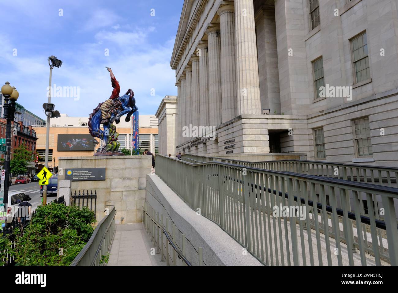 Vaquero (Cowboy), eine Fiberglas-Reiterstatue des Künstlers Luis Jiménez am Eingang des Smithsonian American Art Museum. Washington D.C. USA Stockfoto