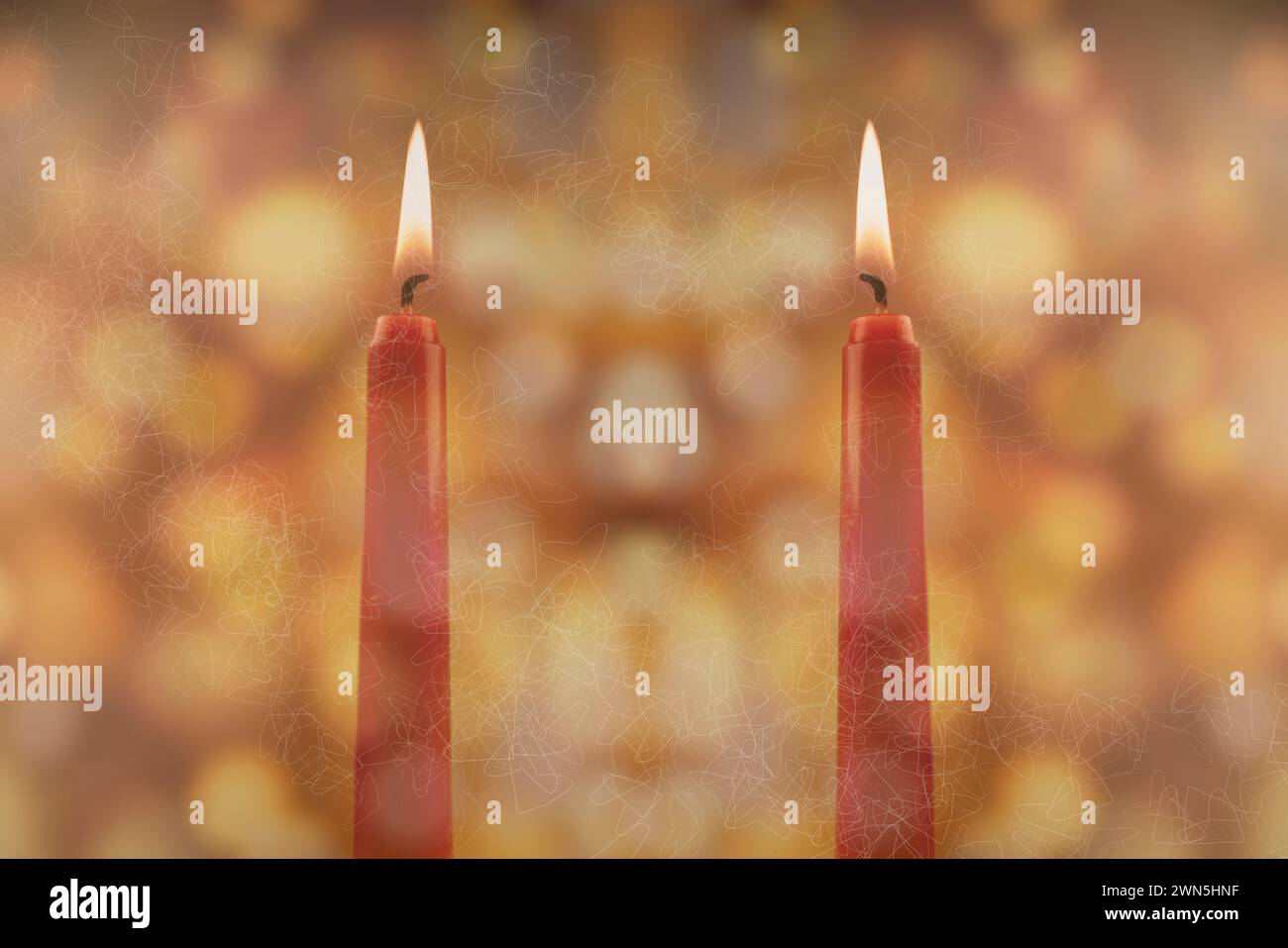 Zwei Kerzen mit Bokeh-Hintergrund für Multi-Konzept Stockfoto