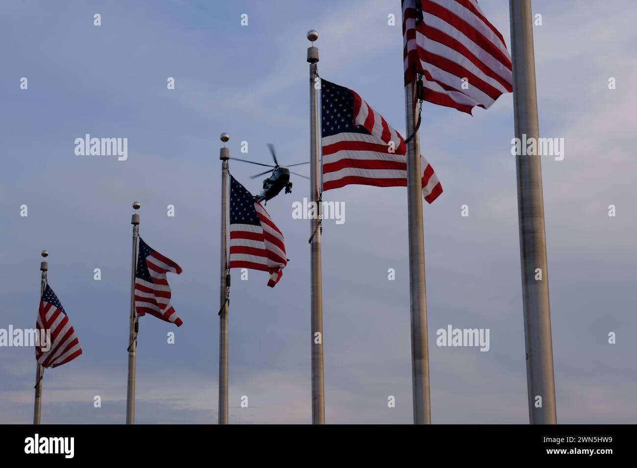 Marine One der Hubschrauber mit dem Präsidenten der Vereinigten Staaten, der über die National Mall fliegt, mit US-Flaggen im Vordergrund.Washington DC.USA Stockfoto