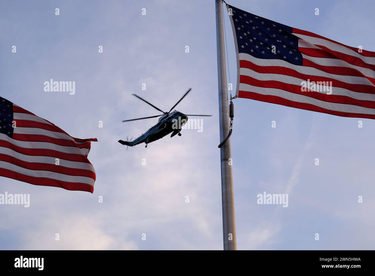 Marine One der Hubschrauber mit dem Präsidenten der Vereinigten Staaten, der über die National Mall fliegt, mit US-Flaggen im Vordergrund.Washington DC.USA Stockfoto