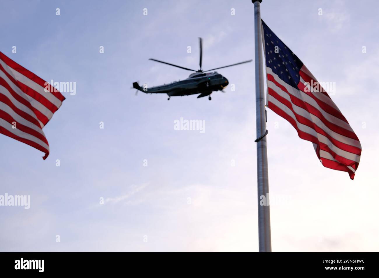 Marine One der Hubschrauber mit dem Präsidenten der Vereinigten Staaten, der über die National Mall fliegt, mit US-Flaggen im Vordergrund.Washington DC.USA Stockfoto